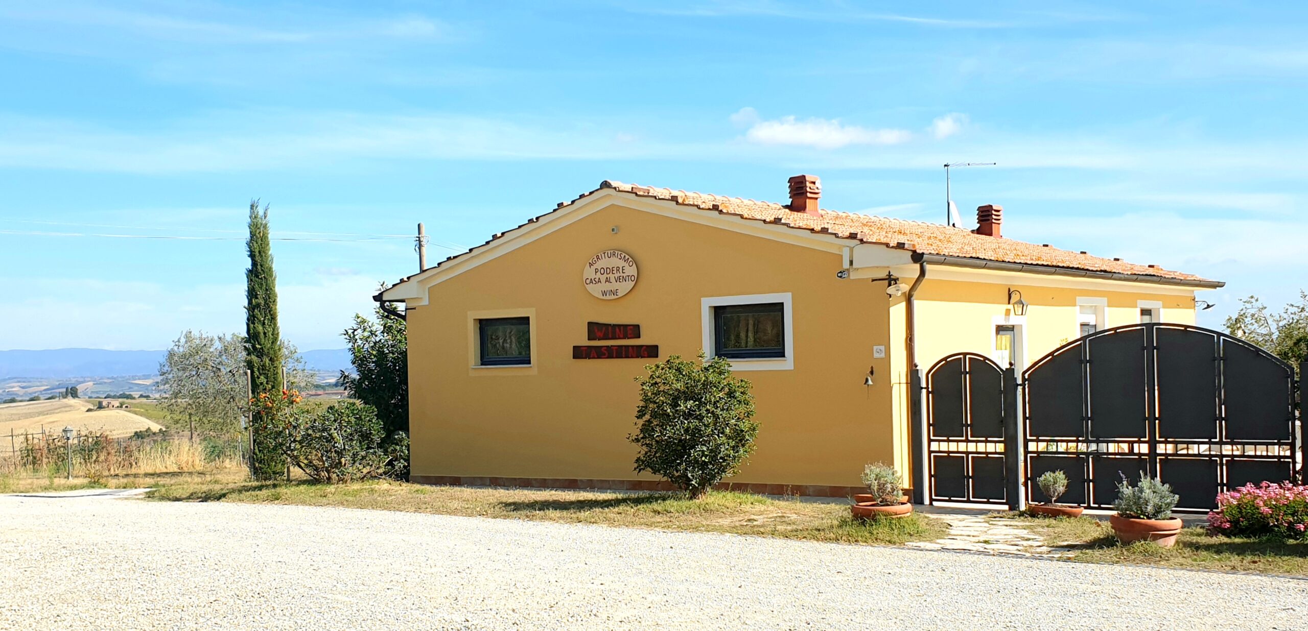 magazzino cantina montepulciano con cipresso